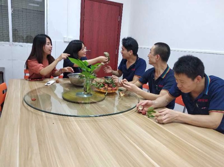 2018端午节纸箱午夜免费小视频厂家午夜免费激情视频包装开展包粽子活动
